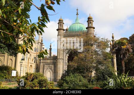 Nordtor der Royal Pavilion Gardens in Brighton, Großbritannien Stockfoto