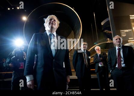 Der Bürgermeister von London Boris Johnson besucht neben einer Saturn 5 Rakete das Smithsonian Air and Space Museum in Washington DC, während er am fünften Tag eines siebentägigen Handelsbesuchs in den Vereinigten Staaten Boston, New York und Washington DC besucht. Stockfoto