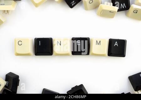 Computer und Computertechnologien in Industrien und Bereichen der menschlichen Tätigkeit - Konzept. Kino auf einem weißen Hintergrund von den verstreuten Tasten des Stockfoto