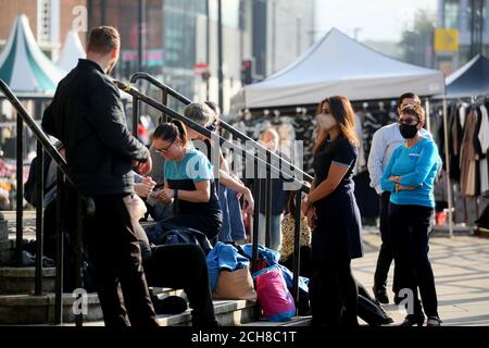 Rochdale, Großbritannien. September 2020. Ein Feuer neben einer Gasleitung hat das Stadtzentrum von Rochdale als Feuerwehr- und Rettungsaktion für den Vorfall geschlossen. Ladenbesitzer und Mitarbeiter mussten ihre Geschäfte räumen. Nach Angaben eines Polizeibeamten am Tatort wurde das Feuer versehentlich ausgelöst. Der Vorfall läuft auf der Yorkshire Street. Rochdale, Großbritannien. Kredit: Barbara Cook/Alamy Live Nachrichten Stockfoto