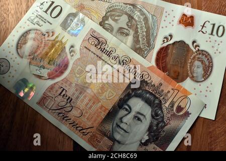 £10 Notizen x 2. Moderne Plastikpapier Währung in Umlauf England 2020. Stockfoto