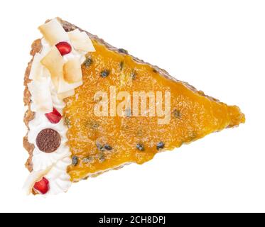 Vegane Schokolade Mango Pie isoliert auf weißem Hintergrund, Draufsicht, Zutaten in Stichwörtern aufgeführt Stockfoto