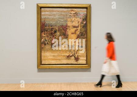 Ein Galerist betrachtet ein Gemälde von Frank Auerbach mit dem Titel 'E.O.W., S.A.W, and J.J.W. in the Garden I', 1963, auf einer Fotoausstellung für eine neue Ausstellung des britischen Künstlers in der Tate Britain in London. Stockfoto