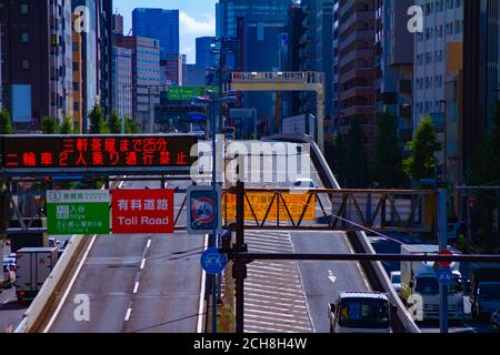 Eine Verkehrsstraße am Autobahneingang in Tokyo Long Aufnahme Stockfoto