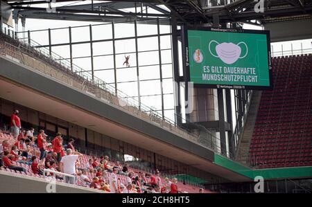 Spielfilm, Anzeigetafel mit Gesichtsmaske und Fans, Fußball DFB Pokal 1. Runde, VSG Altglienicke - FC Köln (K) 0:6, am 12. September 2020 in Köln/Deutschland. Â Verwendung weltweit Stockfoto