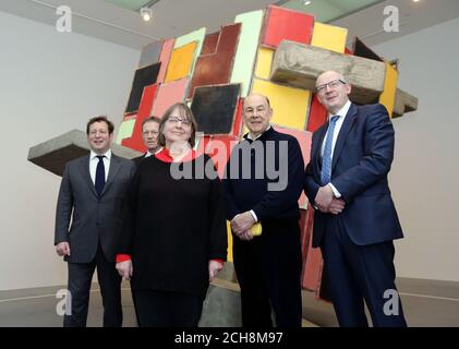 (Von links nach rechts) Kulturminister Ed Vaizey, Tate-Regisseur Nichola Serota, die Künstlerin Phyllida Barlow, der Kurator Anthony d'Offay und der Direktor der National Galleries of Scotland John Leighton stehen vor Barlows Stück Untitled: Upturned House, 2 (2012), eine Neuerwerbung, die in den Artist Rooms in der Tate Modern, London, gezeigt wird. Stockfoto