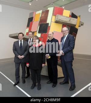 (Von links nach rechts) Kulturminister Ed Vaizey, Tate-Regisseur Nicholas Serota, Künstler Phyllida Barlow, Kurator Anthony dÃ¢Â€ÂšÃƒÂ„ÃƒÂ´Offay und National Galleries of Scotland-Regisseur John Leighton stehen vor Barlows Stück Untitled: Upturned House, 2 (2012), eine Neuerwerbung, die in den Artist Rooms in der Tate Modern, London, gezeigt wird. Stockfoto