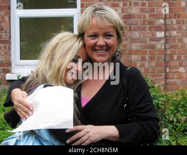 Brooke Sadler (links) und ihre Mutter Debbie Sadler (rechts) sammeln ihre GCSE-Ergebnisse am Donnerstag, den 25. August 2005, an der Manchester High School for Girls. Frau Sadler, 46, erhielt zwei D-Noten, während Brooke, 16, 10 A*s erhielt und Kriegskorrespondent werden möchte, wie ihr Vater Brent Sadler, CNN's Beirut Bürochef. Siehe Geschichte BILDUNG GCSEs Mutter. DRÜCKEN Sie VERBANDSFOTO. Bildnachweis sollte lauten: Hugo Duncan/PA Stockfoto