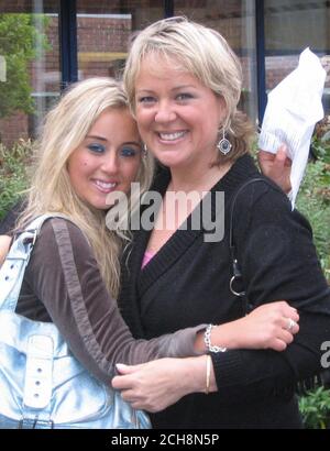 Brooke Sadler (links) und ihre Mutter Debbie Sadler (rechts) sammeln ihre GCSE-Ergebnisse am Donnerstag, den 25. August 2005, an der Manchester High School for Girls. Frau Sadler, 46, erhielt zwei D-Noten, während Brooke, 16, 10 A*s erhielt und Kriegskorrespondent werden möchte, wie ihr Vater Brent Sadler, CNN's Beirut Bürochef. Siehe Geschichte BILDUNG GCSEs Mutter. DRÜCKEN Sie VERBANDSFOTO. Bildnachweis sollte lauten: Hugo Duncan/PA Stockfoto