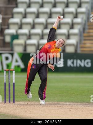 Liz Russell Bowling für Central Sparks gegen Blitz in einem Rachael Heyhoe Flint Trophy Spiel 11 September 2020 Stockfoto