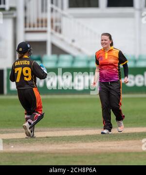 Central Sparks Bowler Liz Russell und Keeper Gwen Davies feiern Ein Wicket gegen Lightning in einer Rachael Heyhoe Flint Trophy Übereinstimmung Stockfoto