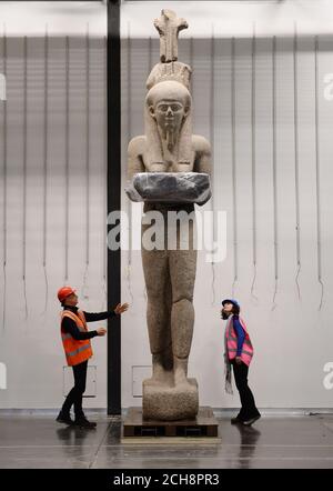 Der Unterwasserarchäologe Franck Goddio (links) mit einer 5,4 m hohen, 6 Tonnen schweren, rosafarbenen Granitkolossalstatue von Hapy - einer Personifikation der Nilflut und der größten Statue eines ägyptischen gottes bekannt, die Teil der BP-Ausstellung Sunken Cities sein wird: Ägyptens verlorene Welten, die vom 19. Mai bis 27. November 2016 im British Museum in London läuft. Stockfoto