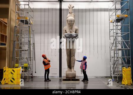 Der Unterwasserarchäologe Franck Goddio (links) mit einer 5,4 m hohen, 6 Tonnen schweren, rosafarbenen Granitkolossalstatue von Hapy - einer Personifikation der Nilflut und der größten Statue eines ägyptischen gottes bekannt, die Teil der BP-Ausstellung Sunken Cities sein wird: Ägyptens verlorene Welten, die vom 19. Mai bis 27. November 2016 im British Museum in London läuft. Stockfoto