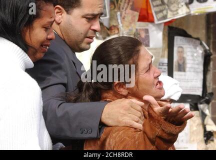 BILDUNTERSCHRIFT KORREKTUR: Nicht identifiziertes Familienmitglied, fälschlicherweise als Iranilde im Bild früher übertragen genannt. (L - r) nicht identifiziertes Familienmitglied, Bruder Giovani und Mutter Maria Otone de Menezes, von brasilianischem Elektriker Jean Charles de Menezes, der von bewaffneter Polizei vor dem Ort der Erschießung an der Stockwell U-Bahnstation im Süden Londons, Mittwoch, 28. September 2005, erschossen wurde. Der 27-Jährige wurde am 22. Juli von der Polizei für einen Selbstmordattentäter gehalten und sieben Mal in den Kopf geschossen. Siehe PA Geschichte POLIZEISTATIONEN. DRÜCKEN Sie VERBANDSFOTO. Bildnachweis sollte lauten: Chris Young/PA. Stockfoto