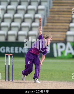 Lightning's Alicia Presland Bowling in einer Rachael Heyhoe Flint Trophy Spiel gegen Central Sparks 11 September 2020 Stockfoto