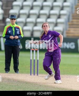 Alicia Presland von Lightning reagiert beim Bowling in einem Rachael Heyhoe Flint Trophy Spiel gegen Central Sparks 11 September 2020 Stockfoto