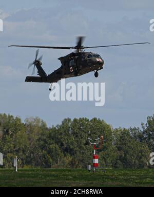 Dresden, Deutschland. September 2020. Ein Sikorsky HH-60M Black Hawk Transporthubschrauber der US Army landet auf dem Flughafen Dresden International. Quelle: Robert Michael/dpa-Zentralbild/dpa/Alamy Live News Stockfoto