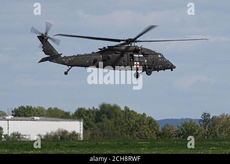 Dresden, Deutschland. September 2020. Ein Sikorsky HH-60M Black Hawk Transporthubschrauber der US Army landet auf dem Flughafen Dresden International. Quelle: Robert Michael/dpa-Zentralbild/dpa/Alamy Live News Stockfoto