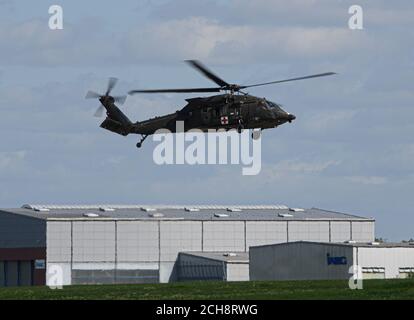 Dresden, Deutschland. September 2020. Ein Sikorsky HH-60M Black Hawk Transporthubschrauber der US Army landet auf dem Flughafen Dresden International. Quelle: Robert Michael/dpa-Zentralbild/dpa/Alamy Live News Stockfoto