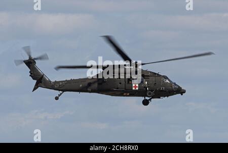 Dresden, Deutschland. September 2020. Ein Sikorsky HH-60M Black Hawk Transporthubschrauber der US Army landet auf dem Flughafen Dresden International. Quelle: Robert Michael/dpa-Zentralbild/dpa/Alamy Live News Stockfoto