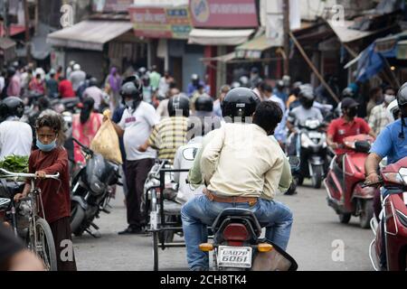 Dehradun, Uttarakhand/Indien - September 08 2020:Zweiradfahrer auf dem Markt. Stockfoto