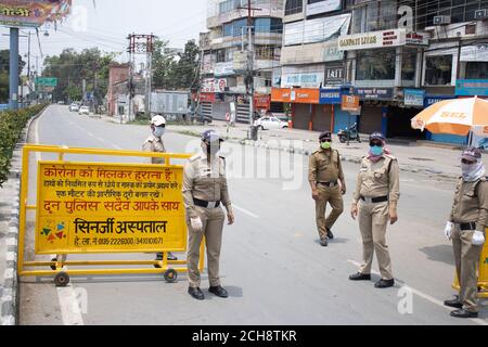 Dehradun, Uttarakhand/Indien - September 08 2020:die Polizei ist während der Corona-Pandemie im Einsatz. Stockfoto