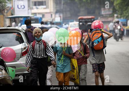 Dehradun, Uttarakhand/Indien - September 08 2020: Jungs mit Luftballons, dort Gesicht mit Luftballons bedecken. Stockfoto