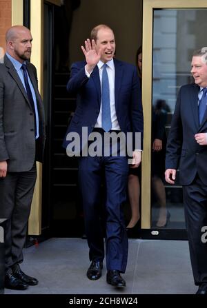 Der Herzog von Cambridge winkt, als er nach einem Besuch in der Passage, einer Organisation, die Obdachlosen hilft, ihr Leben zum Besseren zu verändern, im Zentrum Londons aufbricht. Stockfoto