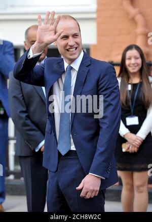 Der Herzog von Cambridge winkt, als er nach einem Besuch in der Passage, einer Organisation, die Obdachlosen hilft, ihr Leben zum Besseren zu verändern, im Zentrum Londons aufbricht. Stockfoto