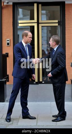 Der Herzog von Cambridge (links) schüttelt sich die Hände mit Mick Clarke, dem Geschäftsführer der Passage, als er nach einem Besuch bei der Organisation, die Obdachlosen hilft, ihr Leben zum Besseren zu verändern, in Zentral-London geht. Stockfoto