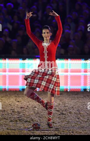 Eine schottische Highland Dancer tritt während der ersten Nacht von auf Die Show zum 90. Geburtstag der Königin am zweiten Tag Der Royal Windsor Horse Show im Windsor Castle in Berkshire Stockfoto