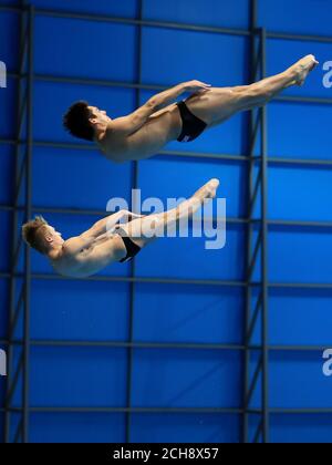 Die Briten Christopher Mears (vorne) und Jack Laugher, Gewinner der Goldmedaille beim synchronisierten 3M - Men Finale am fünften Tag der Europameisterschaft im Wassersportzentrum London in Stratford. DRÜCKEN SIE VERBANDSFOTO. Bilddatum: Freitag, 13. Mai 2016. Sehen Sie sich die Geschichte von PA DIVING London an. Bildnachweis sollte lauten: Nigel French/PA Wire. Stockfoto