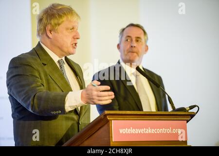 Boris Johnson MP (links), ehemaliger Bürgermeister von London und führender Wahlkampfkämpfer, spricht im Armada House in Bristol, als er eine positive Vision für den Brexit skizziert, beobachtet von Ex-Verteidigungsminister Dr. Liam Fox. Stockfoto