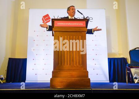 Der ehemalige Verteidigungsminister Dr. Liam Fox spricht im Armada House bei einem Besuch in Bristol mit dem ehemaligen Bürgermeister von London und dem führenden Wahlkampfkämpfer Boris Johnson, der eine positive Vision für den Brexit skizziert. Stockfoto