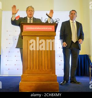 Boris Johnson MP (links), ehemaliger Bürgermeister von London und führender Wahlkampfkämpfer, spricht im Armada House in Bristol, als er eine positive Vision für den Brexit skizziert, beobachtet von Ex-Verteidigungsminister Dr. Liam Fox. Stockfoto