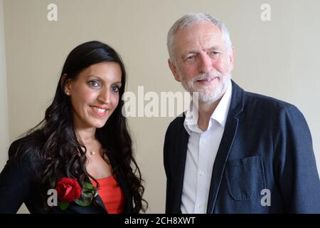 Labour-Chef Jeremy Corbyn (rechts) trifft Labours neu ausgewählte Kandidatin für die Nachwahl von Rosena Allin-Khan im Memon Center in Balham, London. Stockfoto