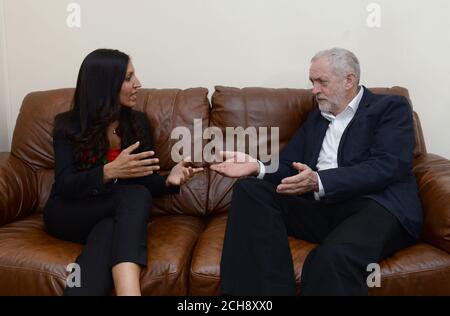 Labour-Chef Jeremy Corbyn (rechts) chattet mit Labours neu gewähltem Kandidaten für die Nachwahl Rosena Allin-Khan im Memon Center in Balham, London. Stockfoto