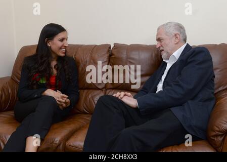 Labour-Chef Jeremy Corbyn (rechts) chattet mit Labours neu gewähltem Kandidaten für die Nachwahl Rosena Allin-Khan im Memon Center in Balham, London. Stockfoto