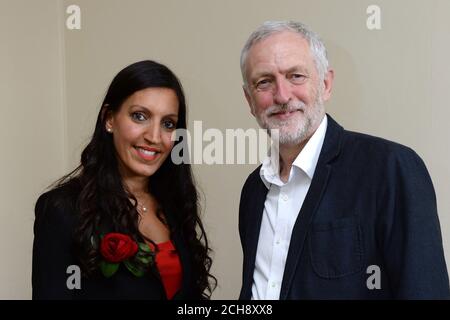 Labour-Chef Jeremy Corbyn (rechts) trifft Labours neu ausgewählte Kandidatin für die Nachwahl von Rosena Allin-Khan im Memon Center in Balham, London. Stockfoto