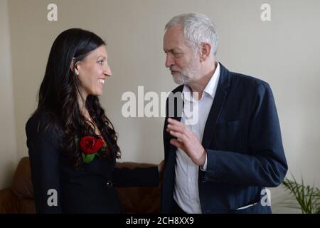 Labour-Chef Jeremy Corbyn (rechts) trifft Labours neu ausgewählte Kandidatin für die Nachwahl von Rosena Allin-Khan im Memon Center in Balham, London. Stockfoto