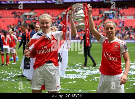 Arsenals Leah Williamson (links) und Jordan Nobbs feiern mit der Trophäe, nachdem sie das SSE Women's FA Cup Finale im Wembley Stadium, London gewonnen haben. Stockfoto