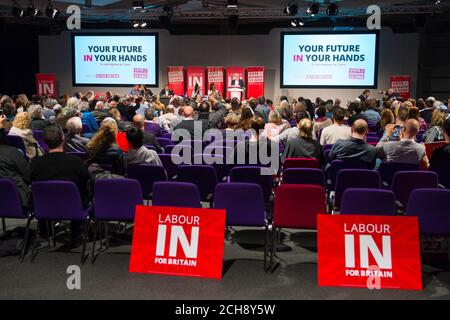 Reihen leerer Sitze bei der Wahlkampfveranstaltung „Rally to Rem“, an der Labour-Führer Jeremy Corbyn im Queen Elizabeth II Conference Center in Westminster, London, teilnahm. Stockfoto