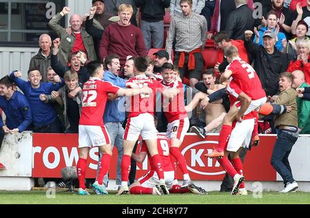 Barnsley's Sam Winnall (9) feiert Scoring seiner Mannschaft dritten Tor aus dem Spiel mit Teamkollegen während der Sky Bet League ein Playoff, erste Bein Spiel in Oakwell, Barnsley. Stockfoto