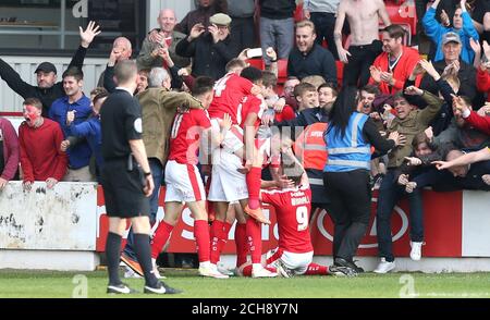 Barnsley's Sam Winnall (9) feiert Scoring seiner Mannschaft dritten Tor aus dem Spiel mit Teamkollegen während der Sky Bet League ein Playoff, erste Bein Spiel in Oakwell, Barnsley. Stockfoto