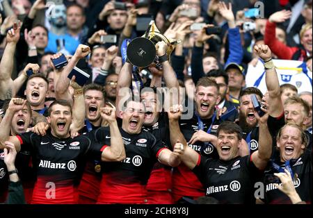 Brad Barritt von Saracens hebt die Trophäe des European Champions Cup während des European Rugby Champions Cup Finales im Parc Olympique Lyonnais, Lyon. DRÜCKEN SIE ASSOCIAION Photo. Bilddatum: Samstag, 14. Mai 2016. Siehe PA Geschichte RugbyU Finale. Bildnachweis sollte lauten: Adam Davy/PA Wire. EINSCHRÄNKUNGEN: Nur für redaktionelle Zwecke, keine kommerzielle Nutzung ohne vorherige Genehmigung, bitte kontaktieren Sie PA Images für weitere Informationen: Tel: +44 (0) 115 8447447. Stockfoto