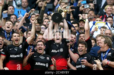 Brad Barritt von Saracens hebt die Trophäe des European Champions Cup während des European Rugby Champions Cup Finales im Parc Olympique Lyonnais, Lyon. DRÜCKEN SIE ASSOCIAION Photo. Bilddatum: Samstag, 14. Mai 2016. Siehe PA Geschichte RugbyU Finale. Bildnachweis sollte lauten: Adam Davy/PA Wire. EINSCHRÄNKUNGEN: Nur für redaktionelle Zwecke, keine kommerzielle Nutzung ohne vorherige Genehmigung, bitte kontaktieren Sie PA Images für weitere Informationen: Tel: +44 (0) 115 8447447. Stockfoto