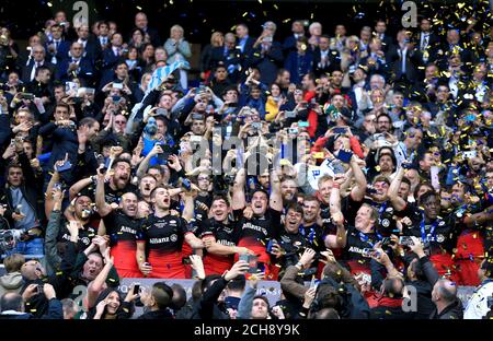 Brad Barritt von Saracens hebt die Trophäe des European Champions Cup während des European Rugby Champions Cup Finales im Parc Olympique Lyonnais, Lyon. DRÜCKEN SIE ASSOCIAION Photo. Bilddatum: Samstag, 14. Mai 2016. Siehe PA Story RUGBYU Finale. Bildnachweis sollte lauten: Adam Davy/PA Wire. EINSCHRÄNKUNGEN: Nur redaktionelle Verwendung, keine kommerzielle Nutzung ohne vorherige Genehmigung, bitte kontaktieren Sie PA Images für weitere Informationen: Tel: +44 (0) 115 8447447. Stockfoto