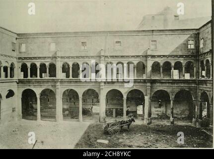 . La casas de religiosos en Cataluña durante el primer tercio del siglo 19 . CLAUSTRO DE LOS MÍNIMOS DE GRANOLLERS. – 1902 (Fotografía del Autor). CLAUSTRO DE LOS MÍNIMOS DE BARCELONA. – 1902 (Fotografía del Autor;. MI.VIMOS 283 S^Francisco de Paula de Plataque exis-tcix Cu la Sagristia, y – Dos caudelerosde Plata de pontificale» (1). UN fraile delmismo convento me ponderó la buenaprovisión y riqueza de objetos propios deesta dependencia. Díjome que de sólocolor Blanco poseía doce temos, pero queel notabilísimo y riquísimo era el negrodel Viernes Santo, aún entonces {1880)subsistente allí. Añadióm Stockfoto