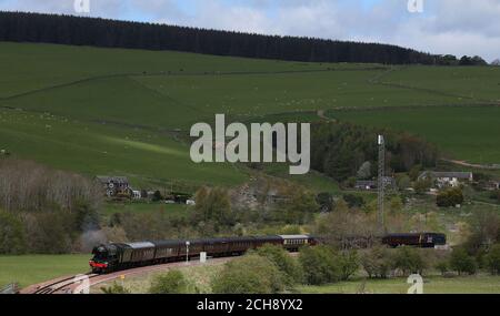 Flying Scotsman macht seinen Weg entlang der neuen Bahnstrecke Borders in der Nähe von Heriot in den Scottish Borders, während es seine Reise durch Großbritannien fortsetzt, nachdem Network Rail eine Entscheidung zurückgenommen hat, Reisen kurzfristig abzusagen. Stockfoto