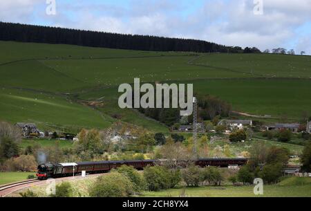 Flying Scotsman macht seinen Weg entlang der neuen Bahnstrecke Borders in der Nähe von Heriot in den Scottish Borders, während es seine Reise durch Großbritannien fortsetzt, nachdem Network Rail eine Entscheidung zurückgenommen hat, Reisen kurzfristig abzusagen. Stockfoto